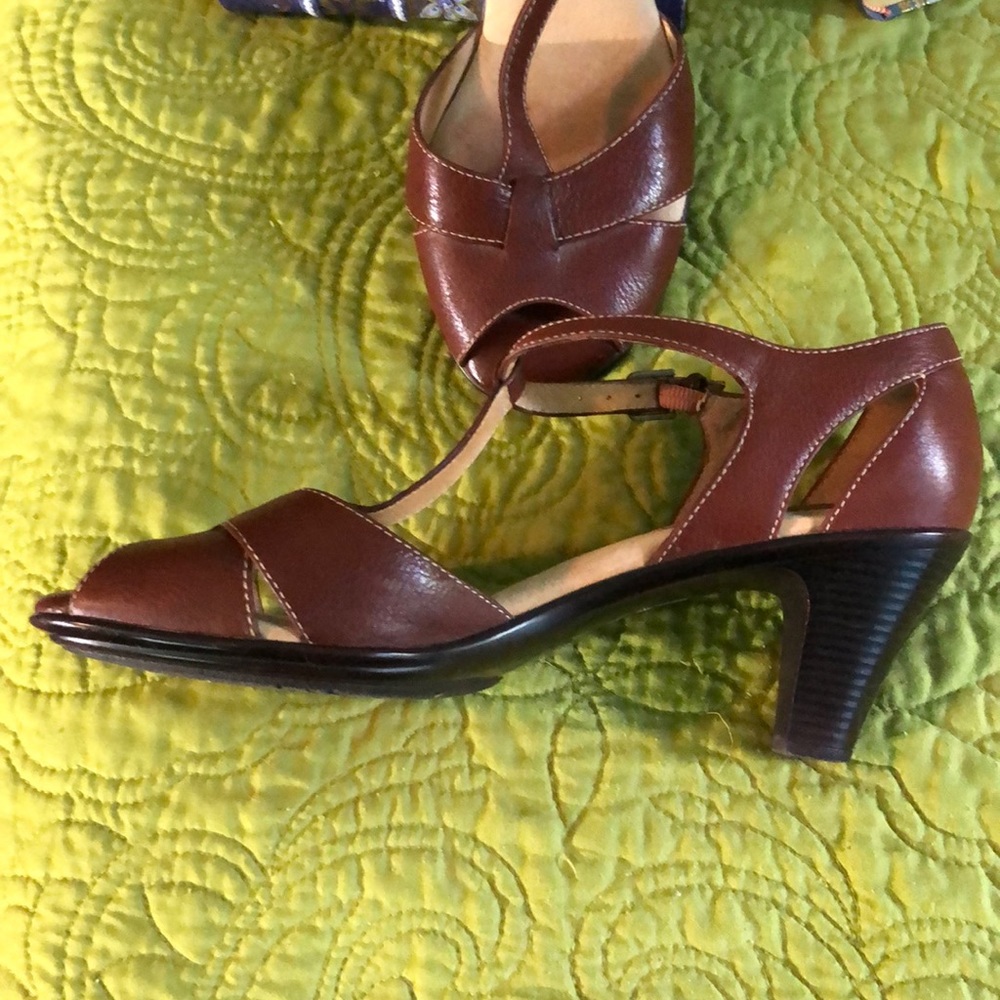 Softspots Brown t-strap sandals - Picture 2 of 8